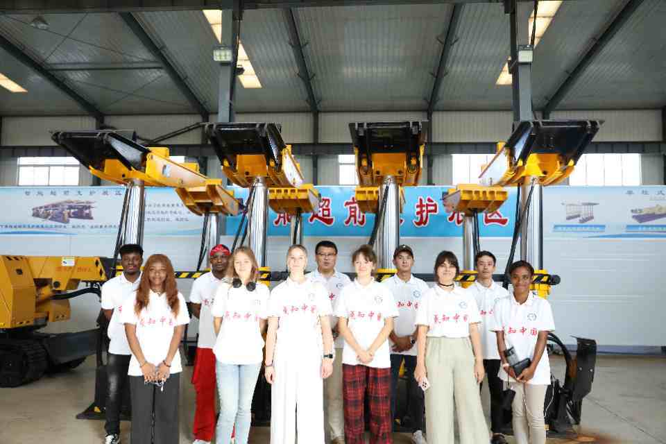 渤海大学留学生到鑫丰集团考察调研